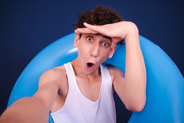 假期和节假日。有趣的情绪化的家伙在准备考试。图片下载