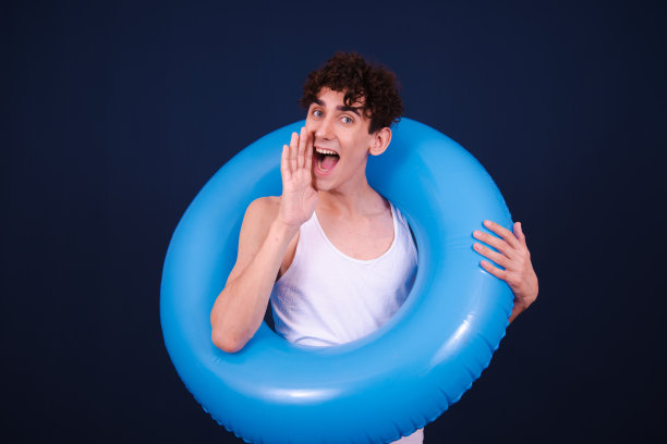 假期和节假日。有趣的情绪化的家伙在准备考试。图片下载