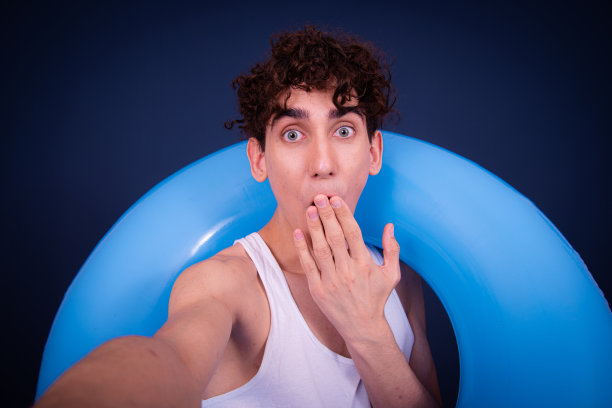 假期和节假日。有趣的情绪化的家伙在准备考试。图片下载