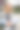 一位穿着夹克、面带微笑的女士在校门外用手机望向别处。技术的概念。图片下载