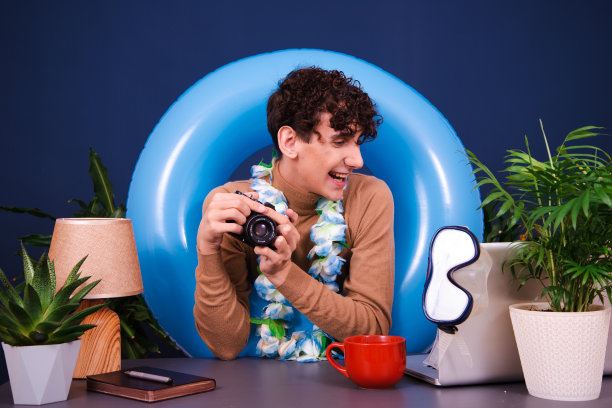 有趣的傻瓜在网上交流，学习和解决有关度假的问题。图片下载