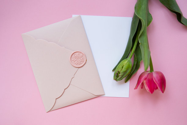 礼券上面的照片，旁边是郁金香。温柔的粉色。图片下载