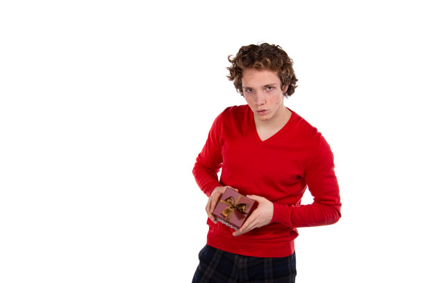 年轻帅气的小伙子在摄影棚里摆姿势。图片下载