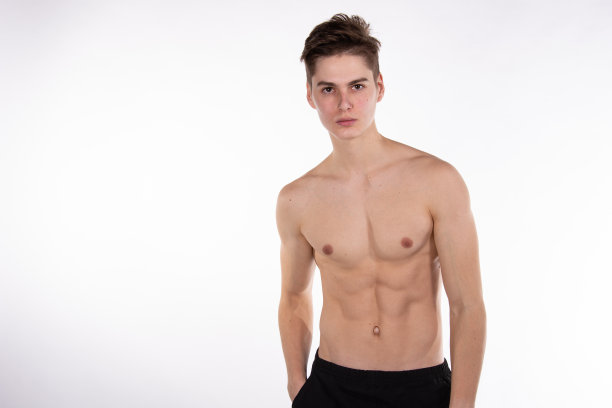 年轻帅气的小伙子在摄影棚里摆姿势。图片下载