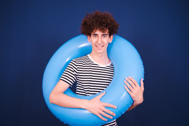 带着充气戒指的滑稽家伙要去度假了。图片下载