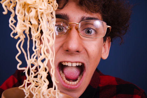 有趣的家伙吃中国面条。图片下载