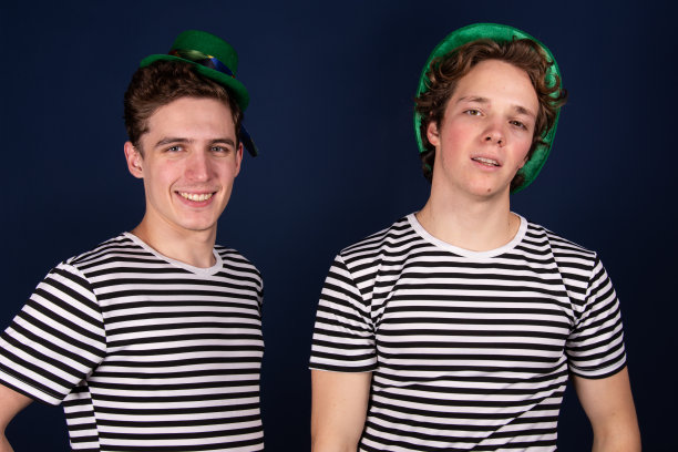 两个穿着小丑服装的帅哥。图片下载