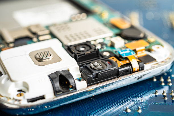 维修和升级手机，电子，电脑硬件和技术理念。图片下载