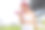 漂亮的粉色头发的健身女人在公司大楼附近的公园里举哑铃。图片下载
