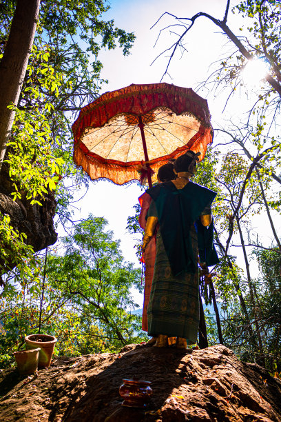 两尊带遮阳伞的雕像就在华通洞外(靠近华通瀑布)。  (泰国佛教神话与民间传说中的神像:泰国寺庙之旅)图片下载