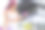 漂亮的粉色头发的健身女人在公司大楼附近的公园里举哑铃。图片下载