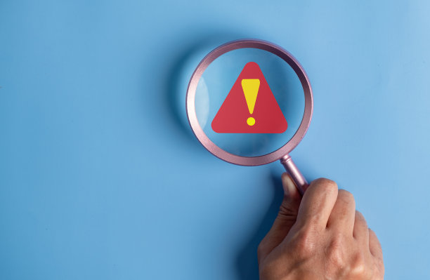 系统警告警告标志符号。通知错误和维护概念。对计算机网络的网络攻击。网络安全漏洞，数据泄露图片下载