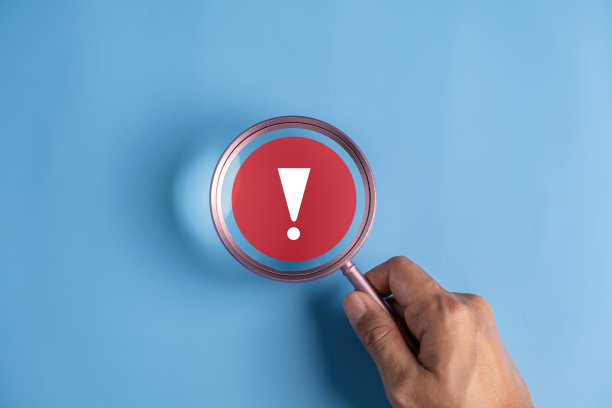 系统警告警告标志符号。通知错误和维护概念。对计算机网络的网络攻击。网络安全漏洞，数据泄露图片下载