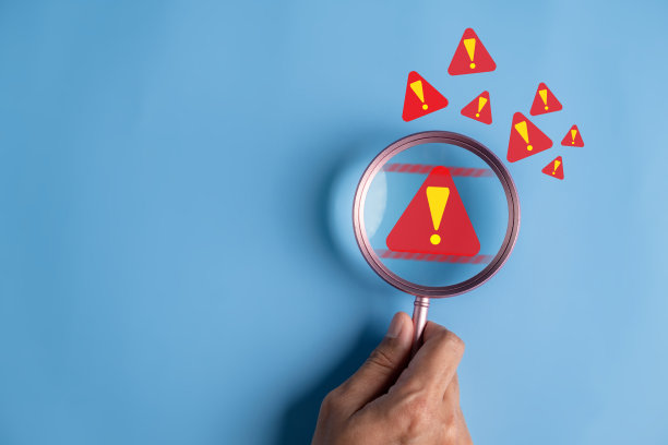 系统警告警告标志符号。通知错误和维护概念。对计算机网络的网络攻击。网络安全漏洞，数据泄露系统警告警示标志符号。通知错误和维护概念。对电脑的网络攻击图片下载