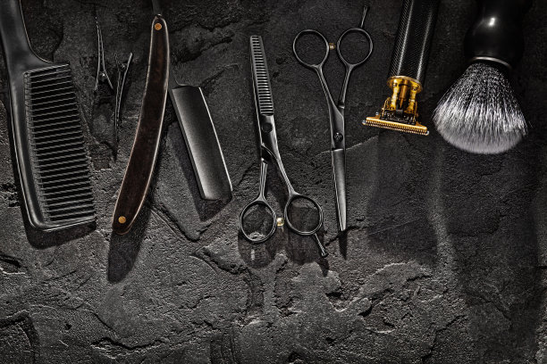 理发师的黑色工具。理发店。专业剪发剪刀发型师碳梳尾发夹头发Ð ` lipper直刀剃须刷。黑色背景图片下载