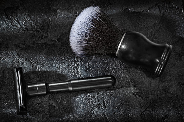 黑色理发师工具安全剃刀和剃须刷。图片下载