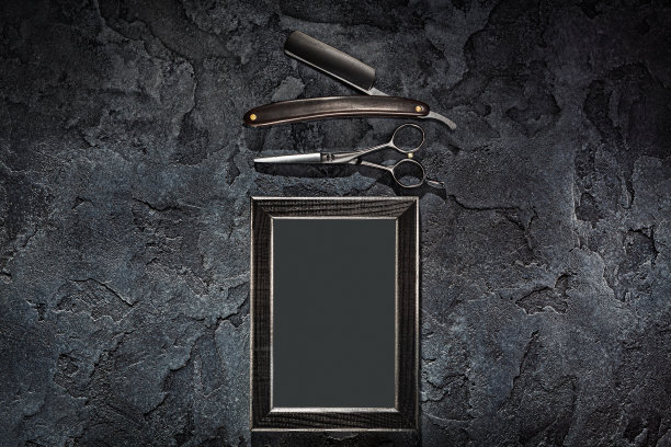 黑色直剃刀、剪刀和空框架在石头石板背景上的理发店概念图片下载