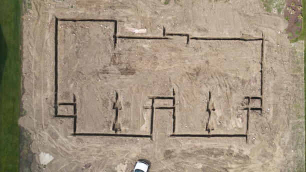 无人机上图。房屋家庭建筑工地和现成房屋的要素。宽的照片图片下载