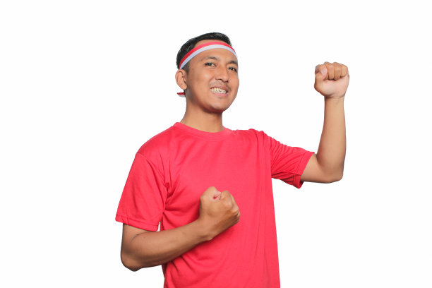 一个亚洲年轻人举手站着。图片下载