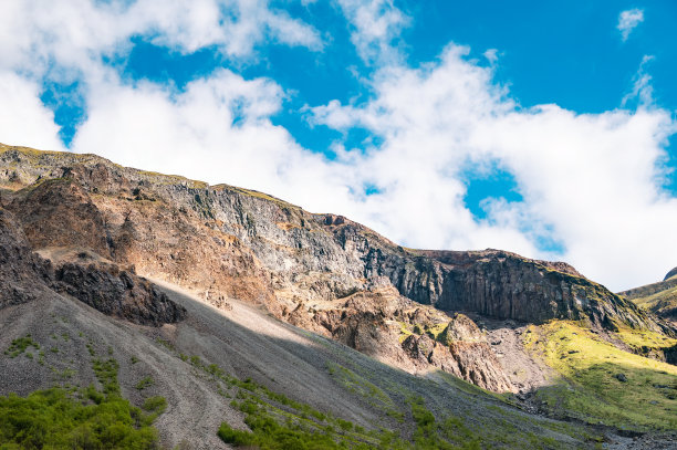 蓝天白云下的山景图片下载