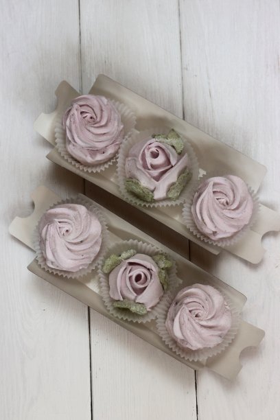 礼品盒里的自制棉花糖。和风花。图片下载