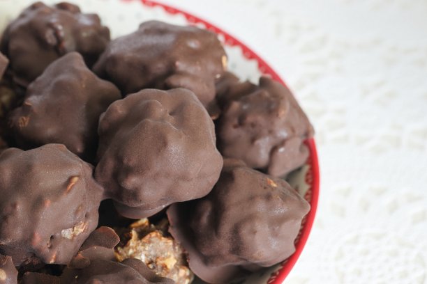 用坚果和干果自制的糖果。有些被巧克力覆盖。图片下载