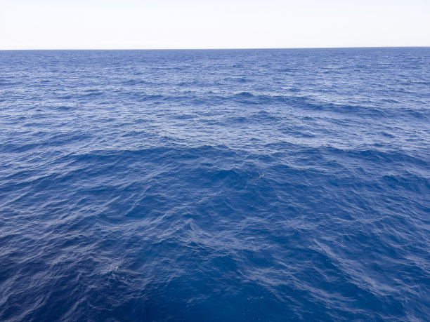 美丽的地中海是深蓝色的图片下载