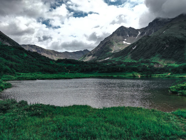 亚洲神秘雨林山脉绿色景观图片下载