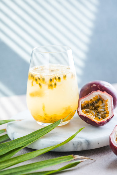 纯百香，酒精鸡尾酒与糖浆，酸橙，橙汁，苏打水，冰和百香果图片下载