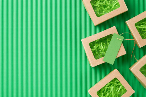 绿色星期五的背景模拟。绿色背景的销售标签。纸质购物盒和绿色标签。环保购物理念，有用的东西打折。减少过度消费。图片下载