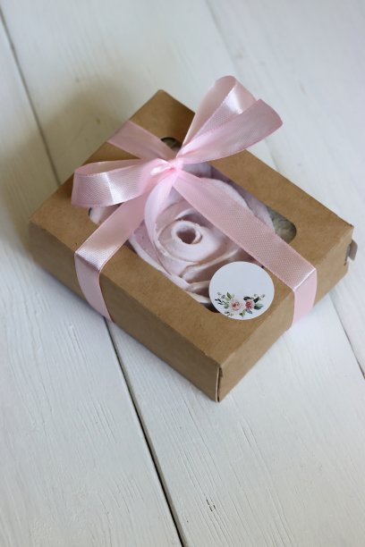 礼品盒里的自制棉花糖。和风花。图片下载