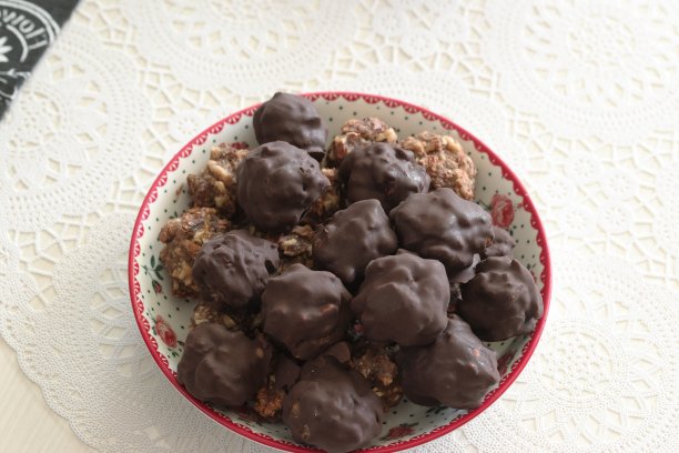 用坚果和干果自制的糖果。有些被巧克力覆盖。图片下载