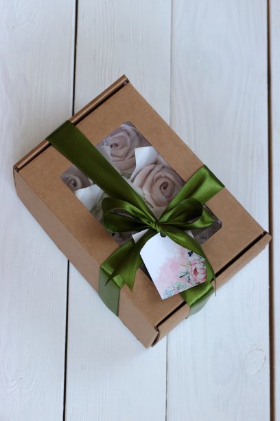 礼品盒里的自制棉花糖。和风花。图片下载