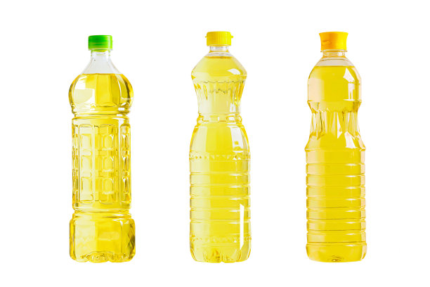 蔬菜和橄榄油玻璃瓶隔离白色背景与剪辑路径，烹饪的有机健康食品。图片下载