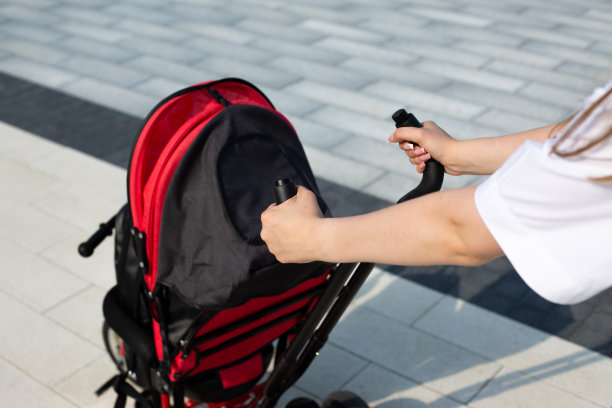 女人的手为孩子们控制自行车图片下载