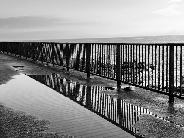 水坑里栏杆的倒影图片下载