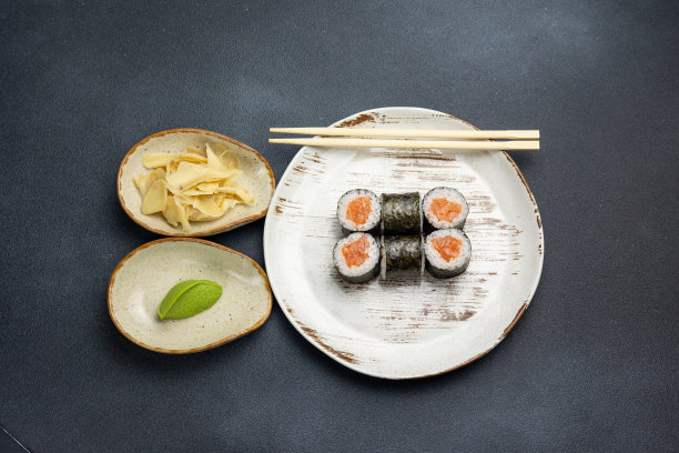 美味的三文鱼卷，日本料理。图片下载