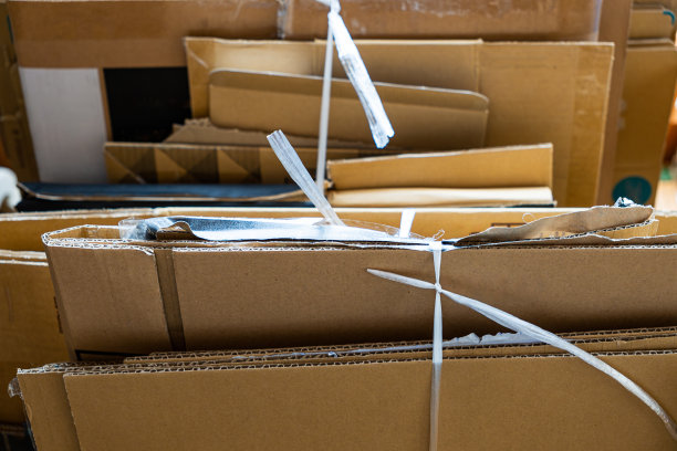 房间里堆放的纸板箱图片下载