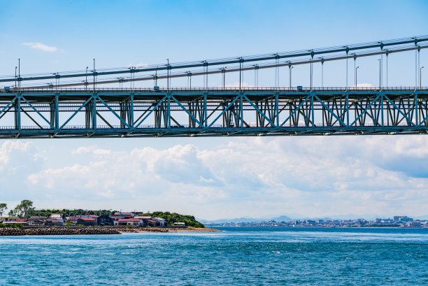 明石海京大桥的一部分特写照片，这座举世闻名的悬索桥连接着日本本州岛和淡路岛。图片下载