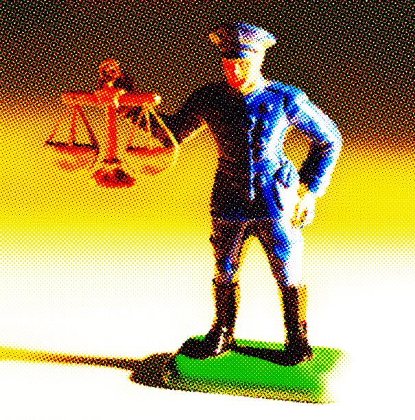 手持正义天平的警察图片下载