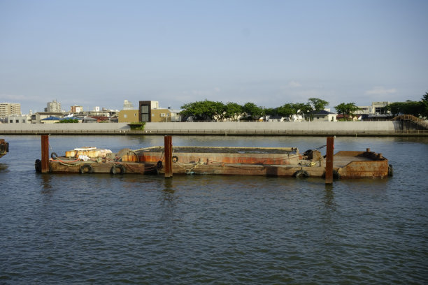 停泊在运河上的驳船图片下载