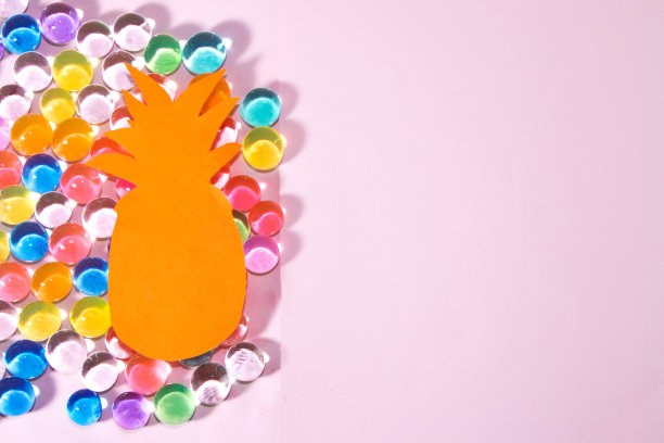 菠萝上抽象的3d透明玻璃旁边的粉色部分作为拷贝空间，创意夏季未来主义设计图片下载