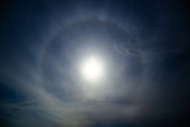 神奇的彩虹环在阴天的太阳。神奇的自然太阳效应。太阳周围美丽的钻石粉。图片下载