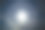 神奇的彩虹环在阴天的太阳。神奇的自然太阳效应。太阳周围美丽的钻石粉。图片下载