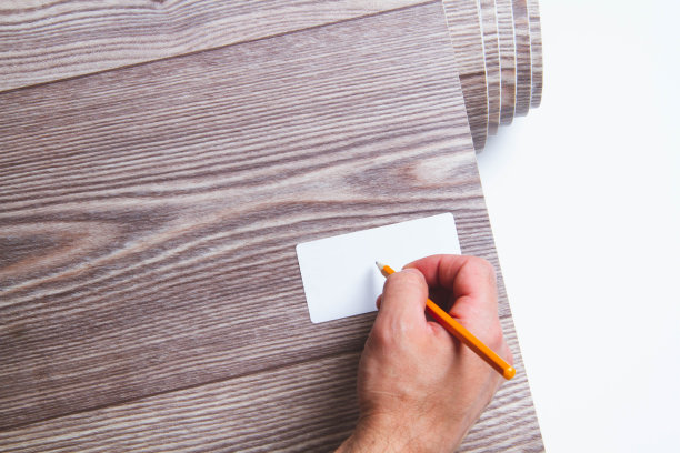 油毡防水性能。厨房里的防水油毡。样卷。图片下载