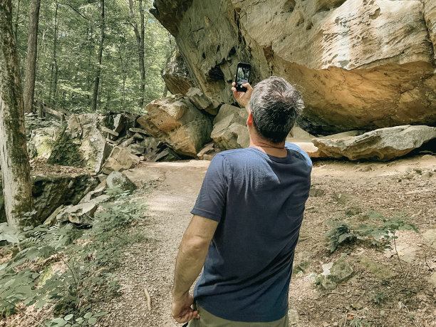 游客在肖尼国家森林内拍摄美丽的风景图片下载