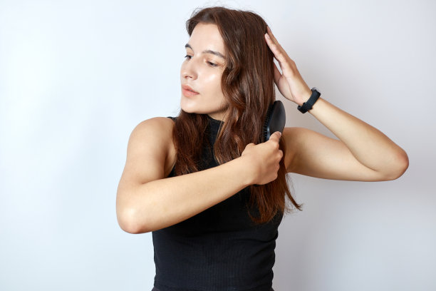 漂亮的女孩梳头发。护发理念。图片下载