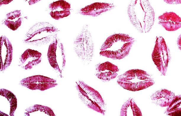 在浅色的背景上亲吻许多唇膏的痕迹图片下载