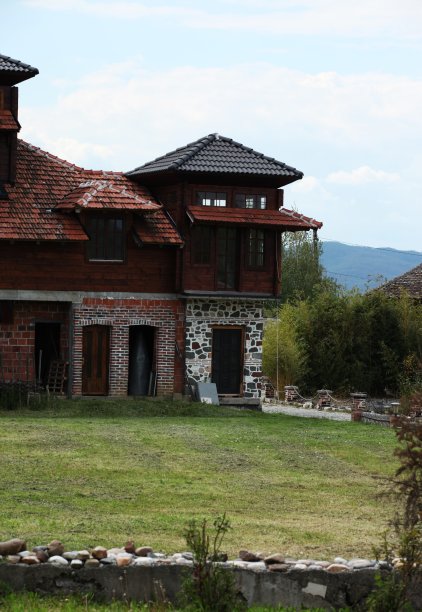 一个古老的砖房，一个民族村庄里的客栈图片下载