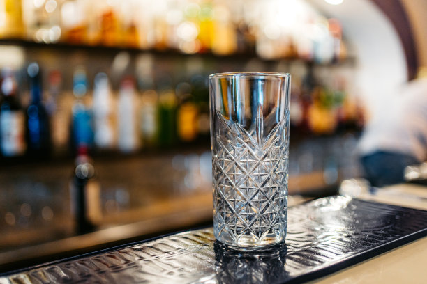 吧台上的空杯子图片下载